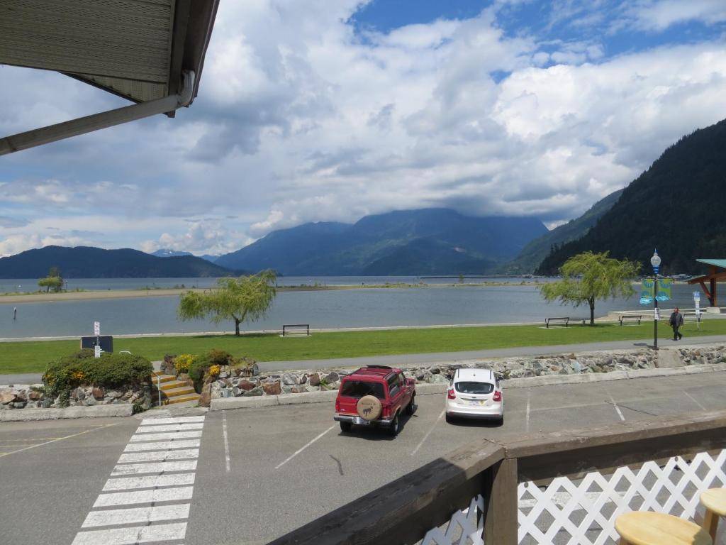 Harrison Village Motel Harrison Hot Springs Exterior foto